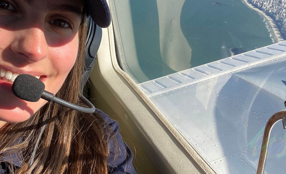 A tenente Jenifer Formanquevski é copiloto aeronave Grand Caravan C208B e a primeira mulher da Polícia Militar do Paraná a ter licenças para pilotar aviões e a segunda para pilotar helicópteros.