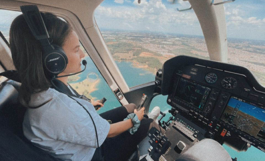 A tenente Jenifer Formanquevski é copiloto aeronave Grand Caravan C208B e a primeira mulher da Polícia Militar do Paraná a ter licenças para pilotar aviões e a segunda para pilotar helicópteros.