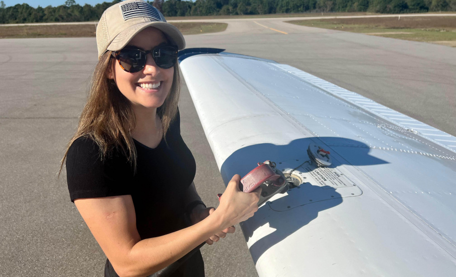 A tenente Jenifer Formanquevski é copiloto aeronave Grand Caravan C208B e a primeira mulher da Polícia Militar do Paraná a ter licenças para pilotar aviões e a segunda para pilotar helicópteros.
