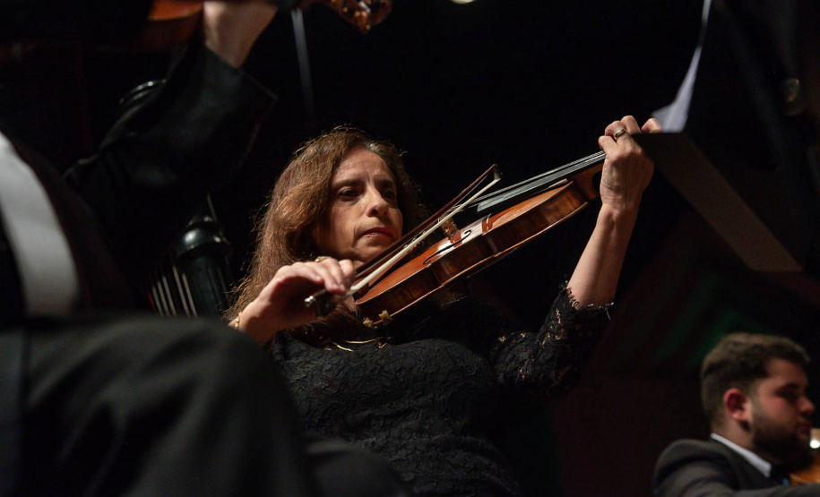 Da fundação às apresentações atuais, mulheres formam pilar fundamental da Orquestra Sinfônica do Paraná. Na foto, Fernanda.
