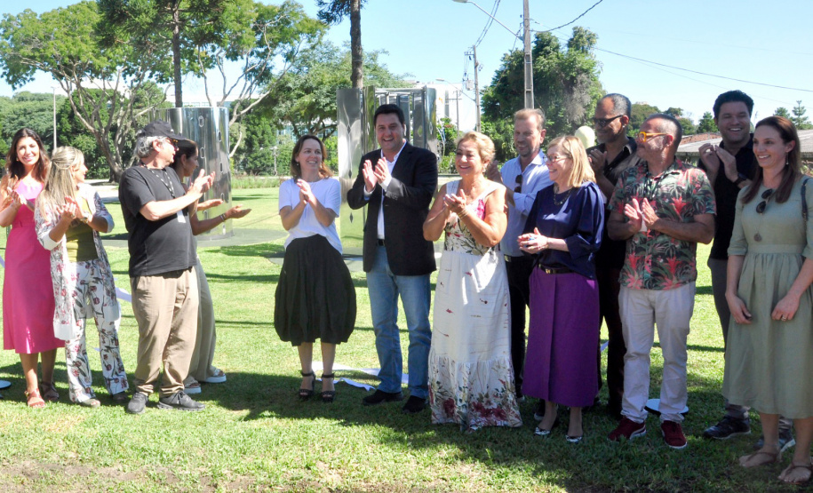 O governador Carlos Massa Ratinho Junior inaugurou nesta quarta-feira (13) a nova edição da exposição MON sem Paredes – Artistas Conquistam os Jardins, agora voltada ao público infantil.