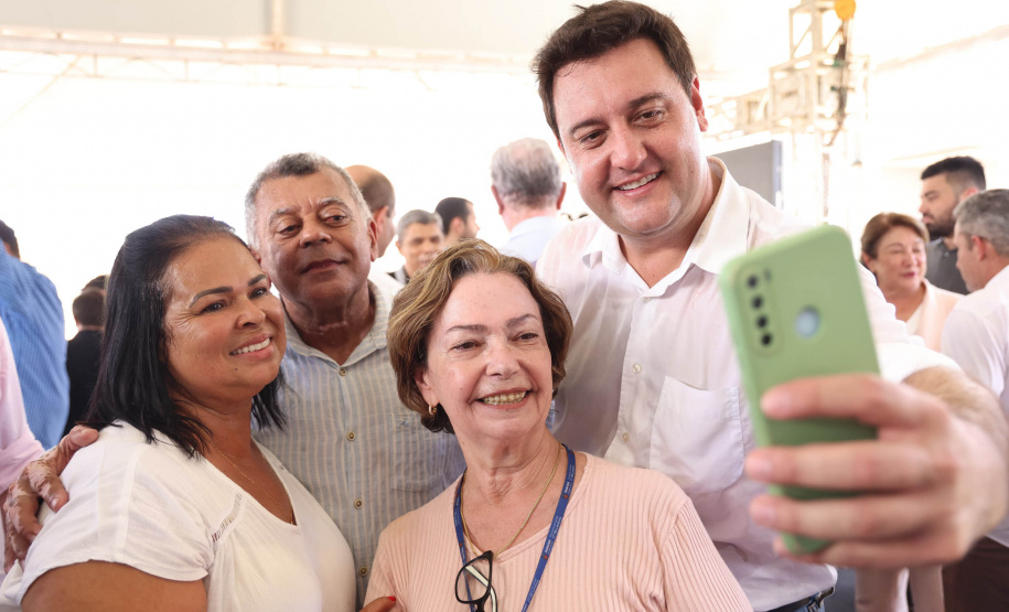 Governador Carlos Massa Ratinho Junior entraga casas em Ibiporã.