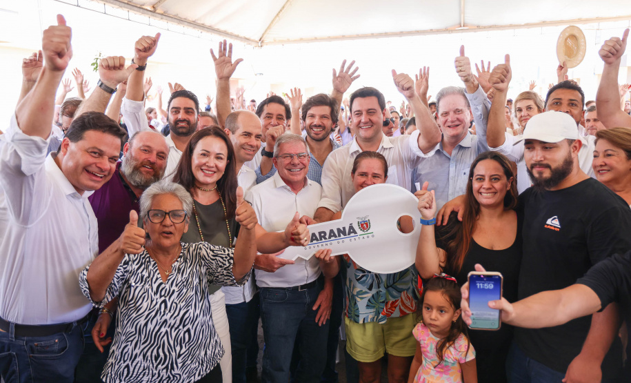 Governador Carlos Massa Ratinho Junior entraga casas em Ibiporã.
