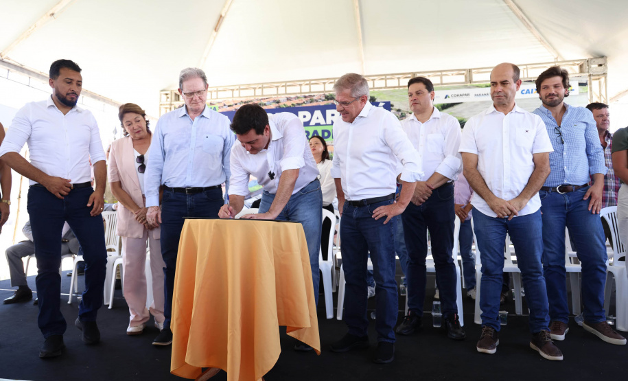 Governador Carlos Massa Ratinho Junior entraga casas em Ibiporã.