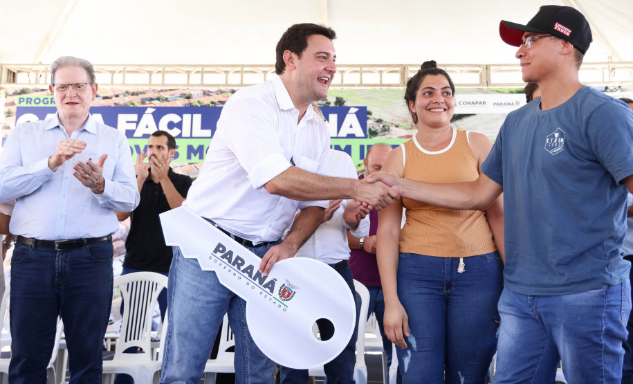 Governador Carlos Massa Ratinho Junior entraga casas em Ibiporã.