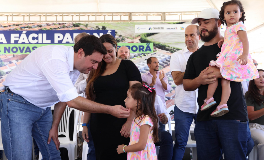 Governador Carlos Massa Ratinho Junior entraga casas em Ibiporã.