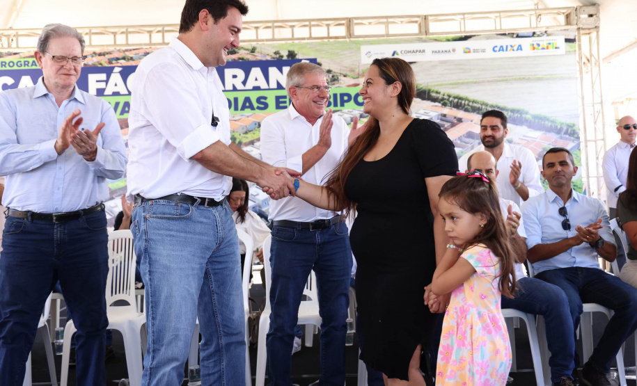 Governador Carlos Massa Ratinho Junior entraga casas em Ibiporã.