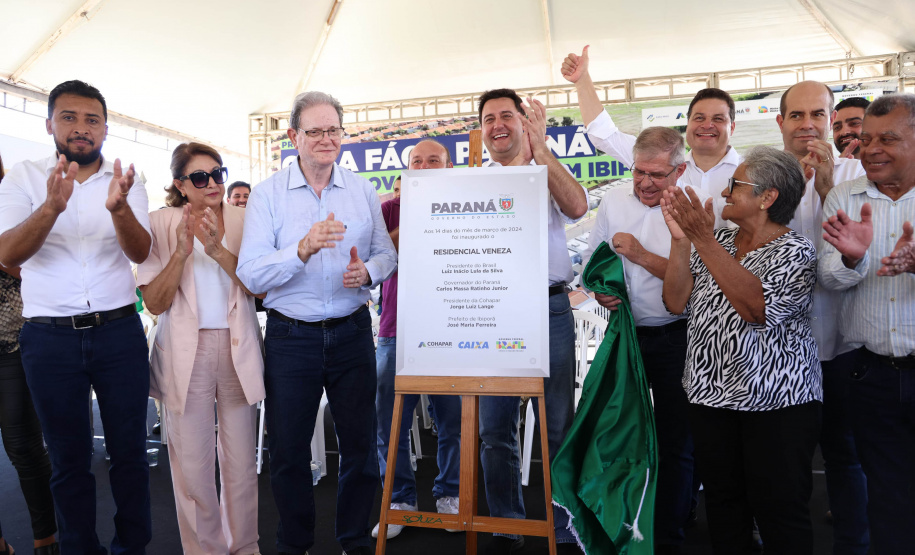 Governador Carlos Massa Ratinho Junior entraga casas em Ibiporã.