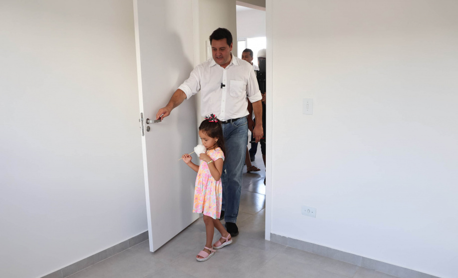 Governador Carlos Massa Ratinho Junior entraga casas em Ibiporã.