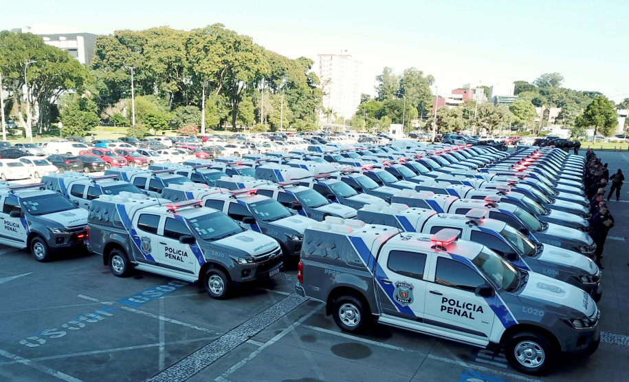 Governador Carlos Massa Ratinho Junior entrega viaturas e coletes para a Polícia Penal.