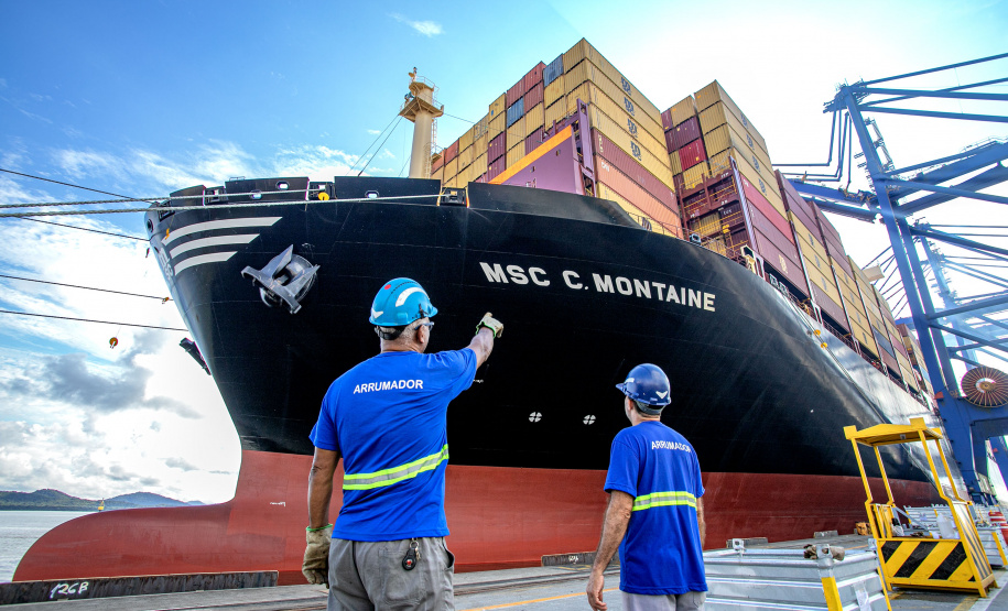 PORTO RECEBE MAIOR NAVIO