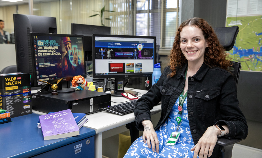 Estagiária da Portos do Paraná estreia como escritora e lança primeiro romance". Créditos: Claudio Neves/Portos do Paraná.