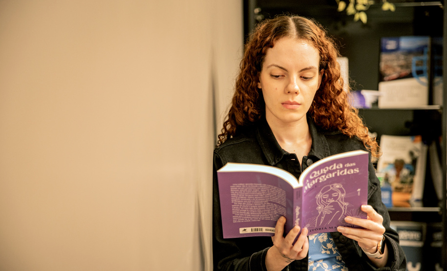 Estagiária da Portos do Paraná estreia como escritora e lança primeiro romance". Créditos: Claudio Neves/Portos do Paraná.