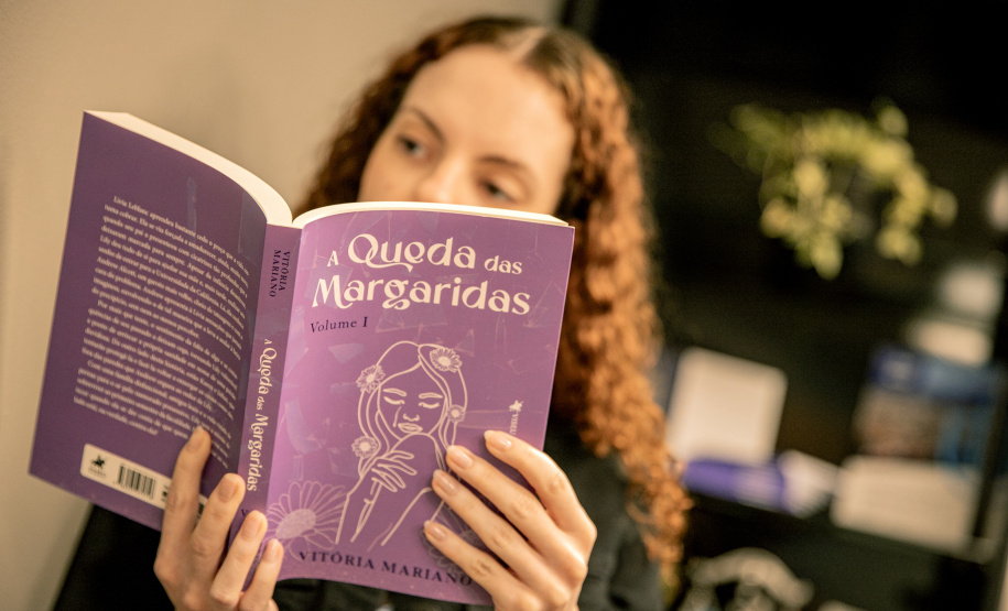 Estagiária da Portos do Paraná estreia como escritora e lança primeiro romance". Créditos: Claudio Neves/Portos do Paraná.