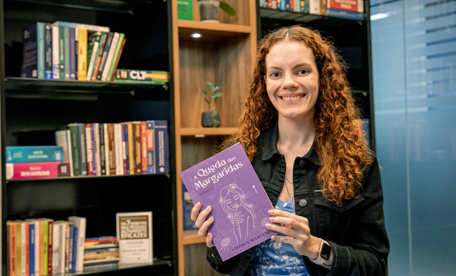 Estagiária da Portos do Paraná estreia como escritora e lança primeiro romance". Créditos: Claudio Neves/Portos do Paraná.