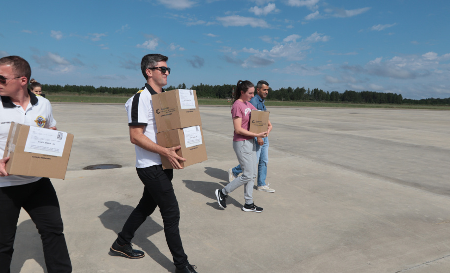 Avião da Casa Militar leva alimento especial para crianças internadas no Rio Grande do Sul