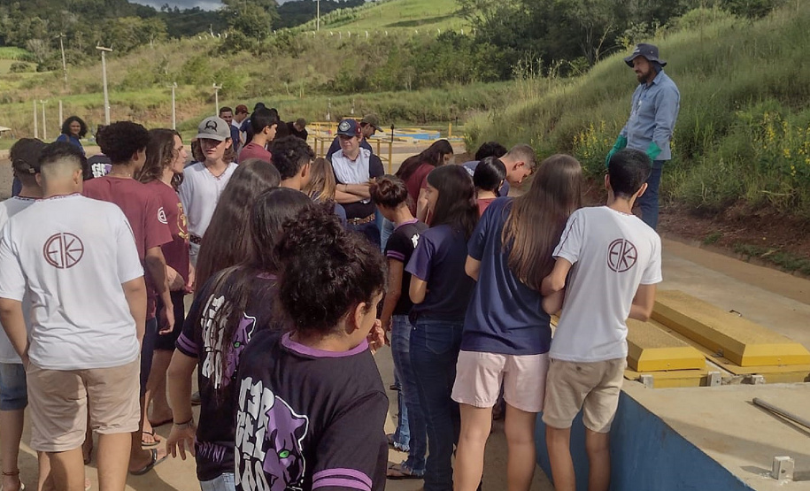 Francisco Prado mostra as fases e as análises do tratamento do esgoto