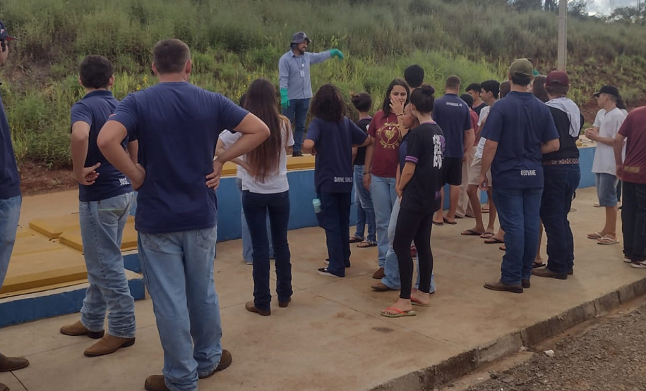 Francisco Prado mostra as fases e as análises do tratamento do esgoto