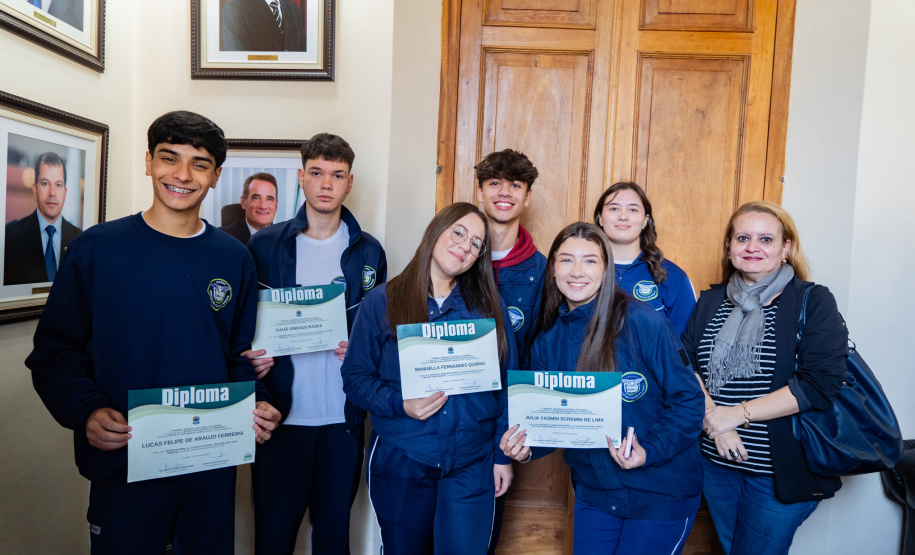 SEED ALUNOS TOMAM POSSE