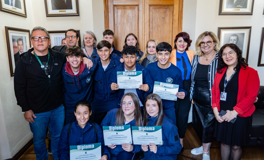 SEED ALUNOS TOMAM POSSE