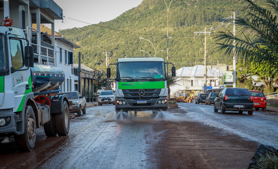 Paraná manda mais 30 caminhões-pipa para auxiliar o Rio Grande do Sul