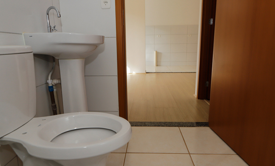 Com apoio do Estado, 200 moradores de Maringá ganham as chaves da casa própria