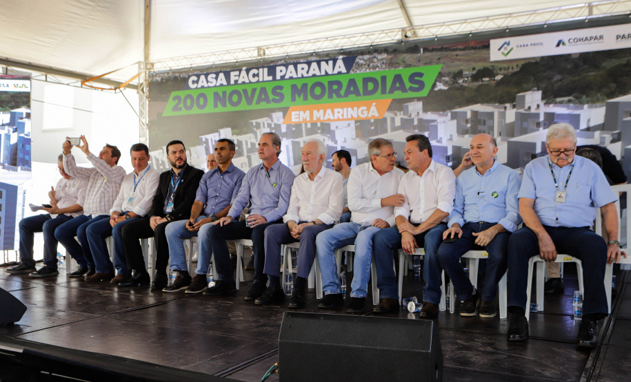 Com apoio do Estado, 200 moradores de Maringá ganham as chaves da casa própria