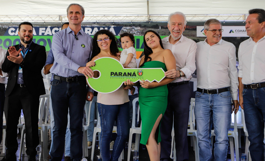 Com apoio do Estado, 200 moradores de Maringá ganham as chaves da casa própria