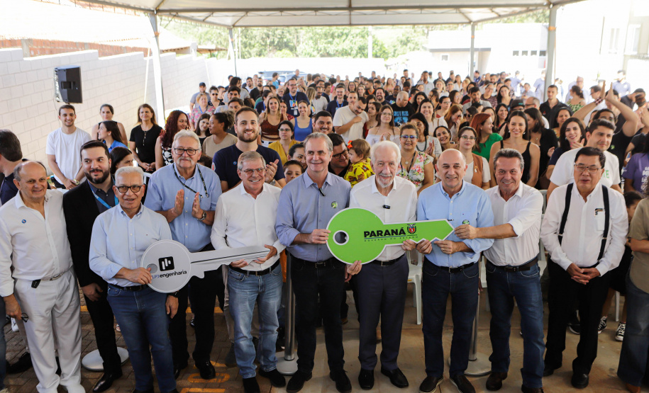 Com apoio do Estado, 200 moradores de Maringá ganham as chaves da casa própria