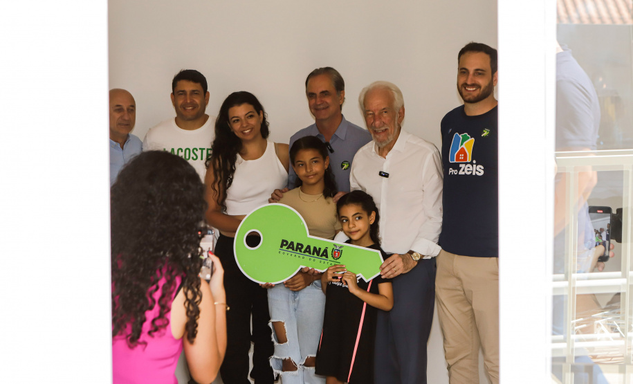 Com apoio do Estado, 200 moradores de Maringá ganham as chaves da casa própria