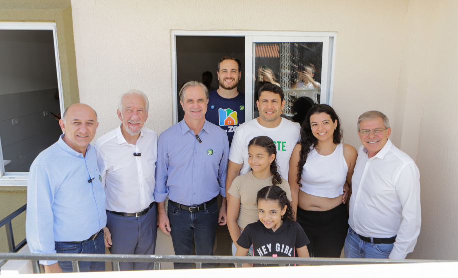 Com apoio do Estado, 200 moradores de Maringá ganham as chaves da casa própria