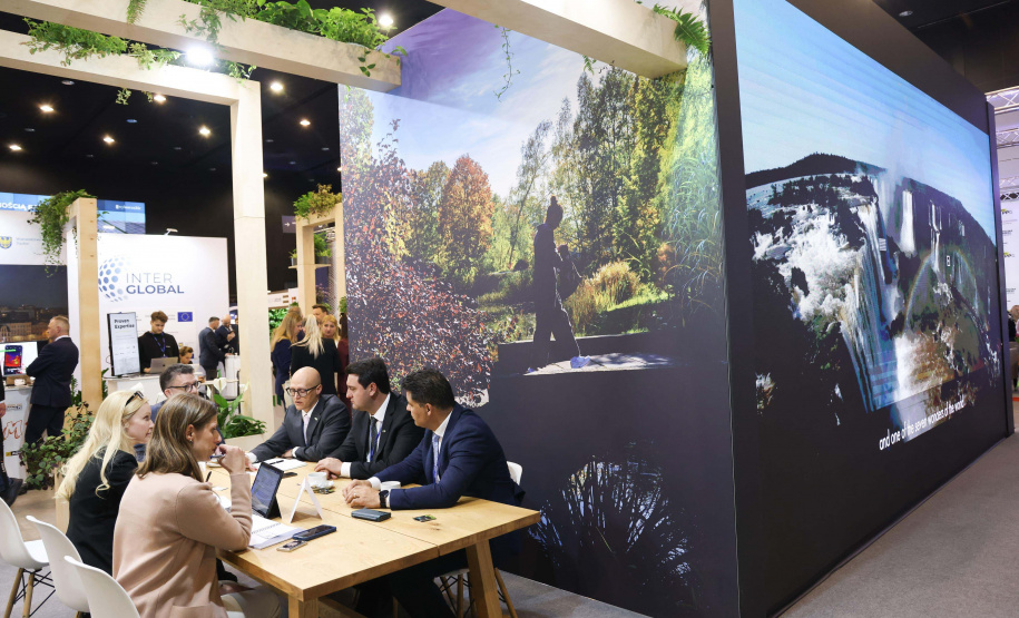 Governador Carlos Massa Ratinho Junior durante reunião com representantes