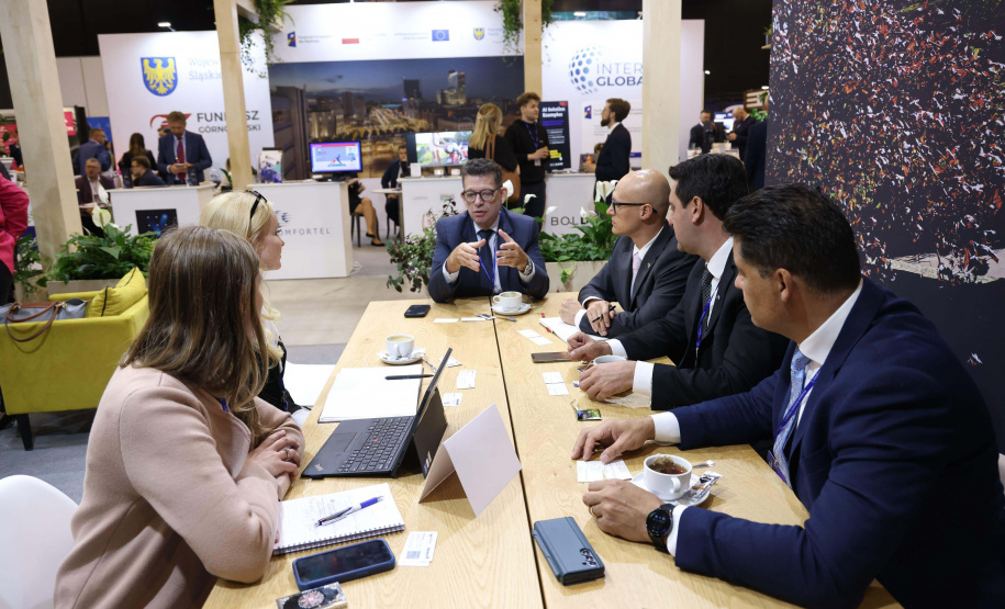 Governador Carlos Massa Ratinho Junior durante reunião com representantes