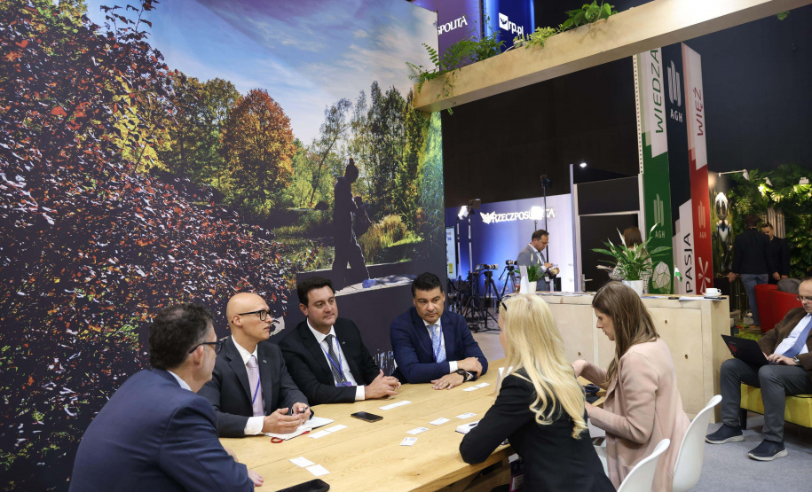 Governador Carlos Massa Ratinho Junior durante reunião com representantes