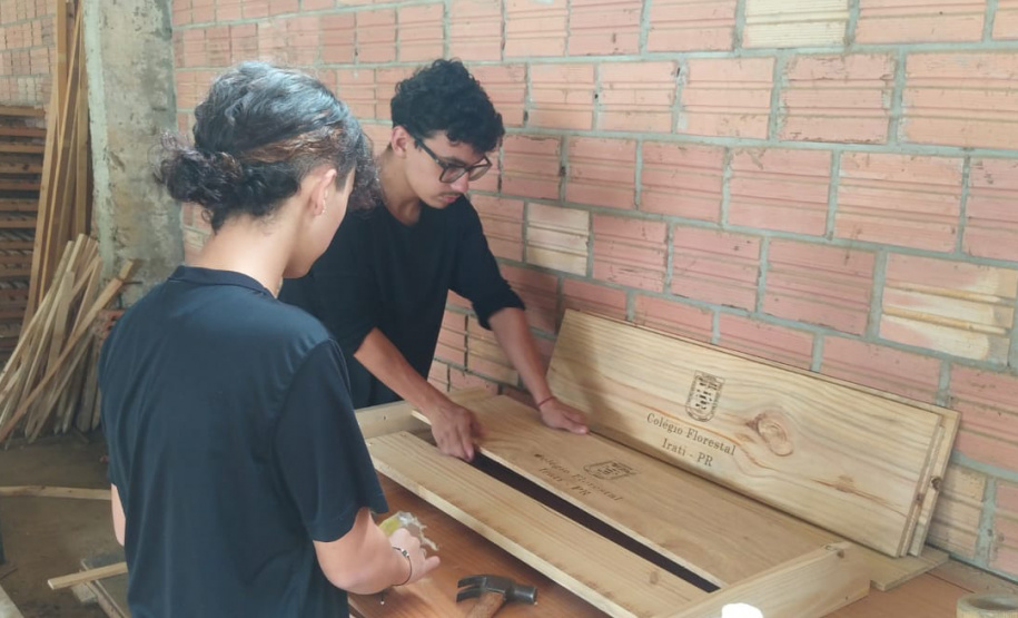 Camas, livros e cartas: estudantes da rede estadual se mobilizam para ajudar o RS