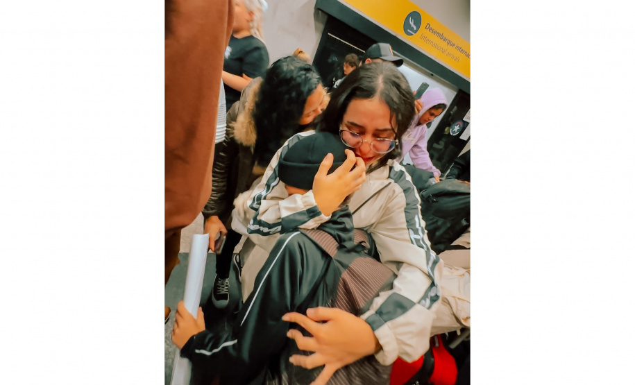 Desembarques do Ganhando o Mundo: 54 alunos concluem programa de intercâmbio na Austrália e são recebidos com festa na volta para casa