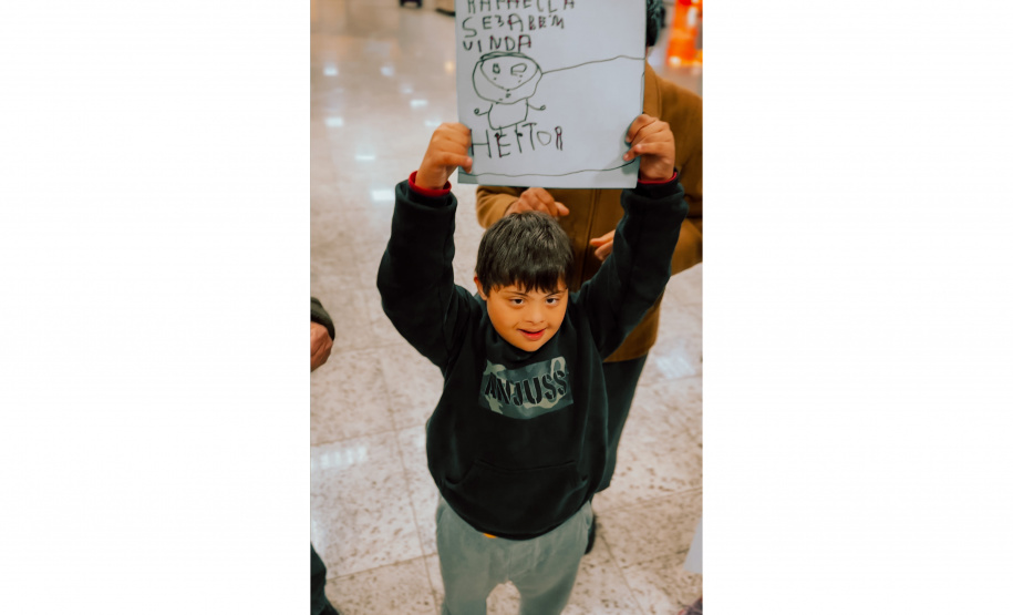 Desembarques do Ganhando o Mundo: 54 alunos concluem programa de intercâmbio na Austrália e são recebidos com festa na volta para casa