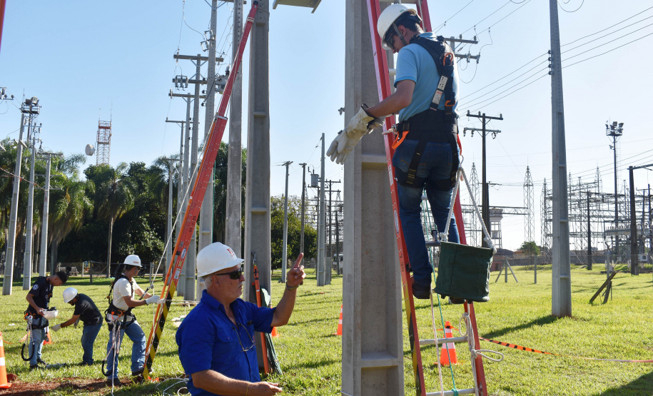 Futuros eletricistas participam de curso gratuito da Copel
