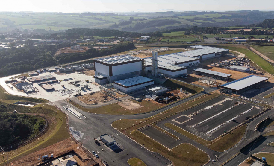 Carambeí, 13 de junho de 2024 - O governador Carlos Massa Ratinho Jr visita a nova fábrica de garrafas da Ambev, que está sendo construída em Carambeí, nos Campos Gerais.