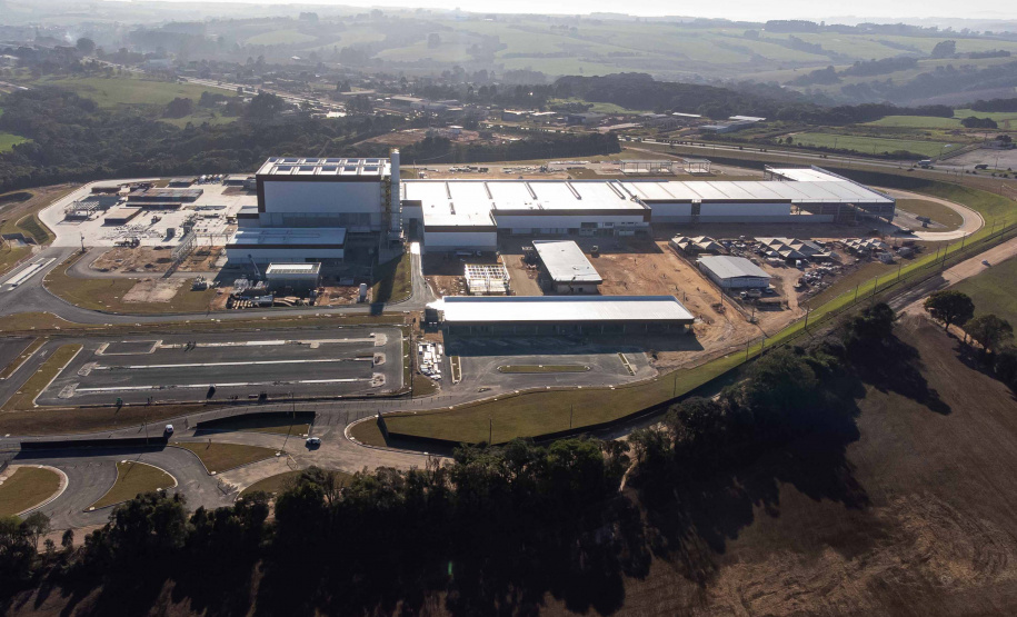 Carambeí, 13 de junho de 2024 - O governador Carlos Massa Ratinho Jr visita a nova fábrica de garrafas da Ambev, que está sendo construída em Carambeí, nos Campos Gerais.
