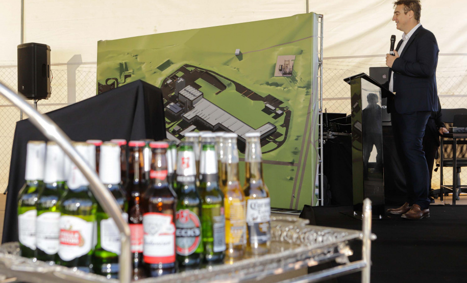 Carambeí, 13 de junho de 2024 - O governador Carlos Massa Ratinho Jr visita a nova fábrica de garrafas da Ambev, que está sendo construída em Carambeí, nos Campos Gerais.