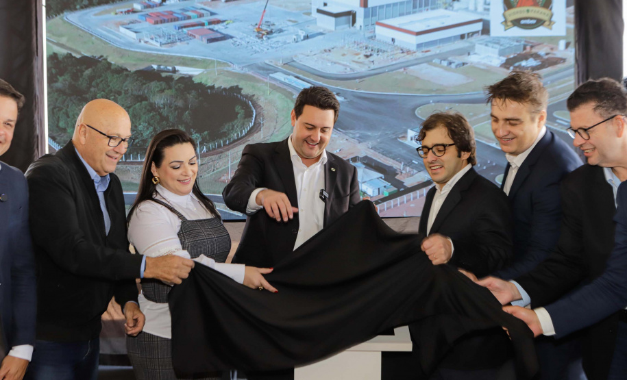 Carambeí, 13 de junho de 2024 - O governador Carlos Massa Ratinho Jr visita a nova fábrica de garrafas da Ambev, que está sendo construída em Carambeí, nos Campos Gerais.