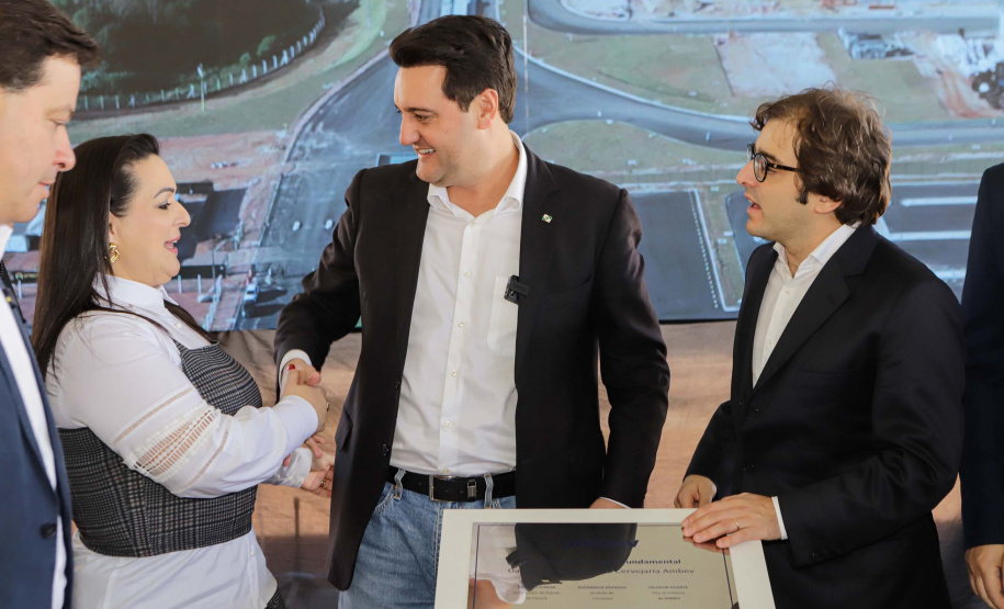 Carambeí, 13 de junho de 2024 - O governador Carlos Massa Ratinho Jr visita a nova fábrica de garrafas da Ambev, que está sendo construída em Carambeí, nos Campos Gerais.