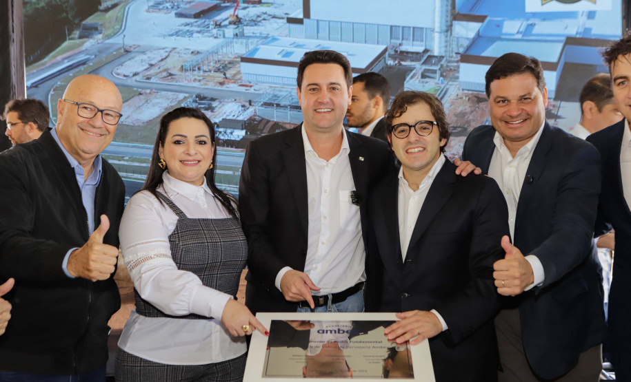 Carambeí, 13 de junho de 2024 - O governador Carlos Massa Ratinho Jr visita a nova fábrica de garrafas da Ambev, que está sendo construída em Carambeí, nos Campos Gerais.