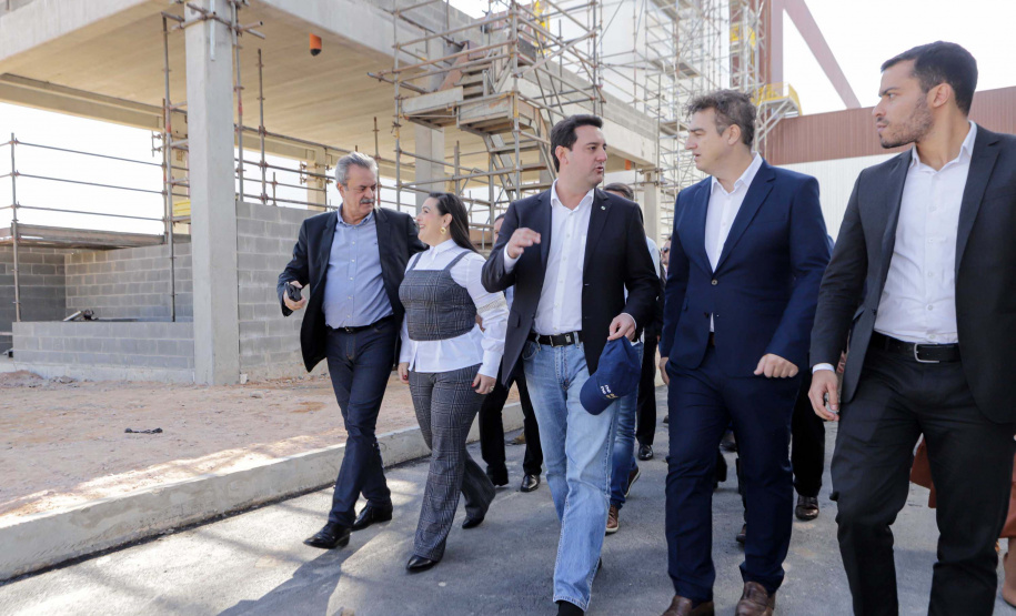 Carambeí, 13 de junho de 2024 - O governador Carlos Massa Ratinho Jr visita a nova fábrica de garrafas da Ambev, que está sendo construída em Carambeí, nos Campos Gerais.