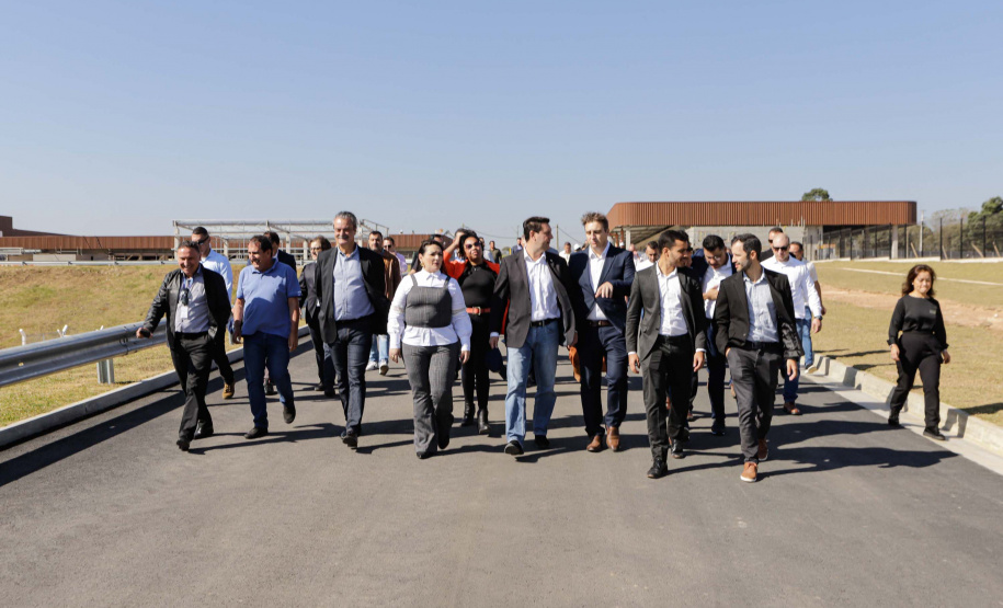 Carambeí, 13 de junho de 2024 - O governador Carlos Massa Ratinho Jr visita a nova fábrica de garrafas da Ambev, que está sendo construída em Carambeí, nos Campos Gerais.