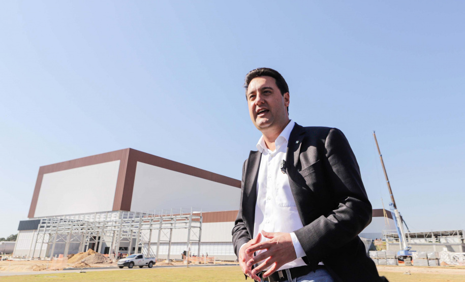 Carambeí, 13 de junho de 2024 - O governador Carlos Massa Ratinho Jr visita a nova fábrica de garrafas da Ambev, que está sendo construída em Carambeí, nos Campos Gerais.