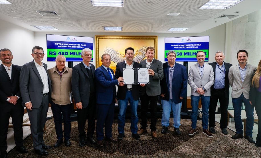 Anúncio de investimento no valor de 450 milhões para ampliação da fábrica de leite em pó em Castro.