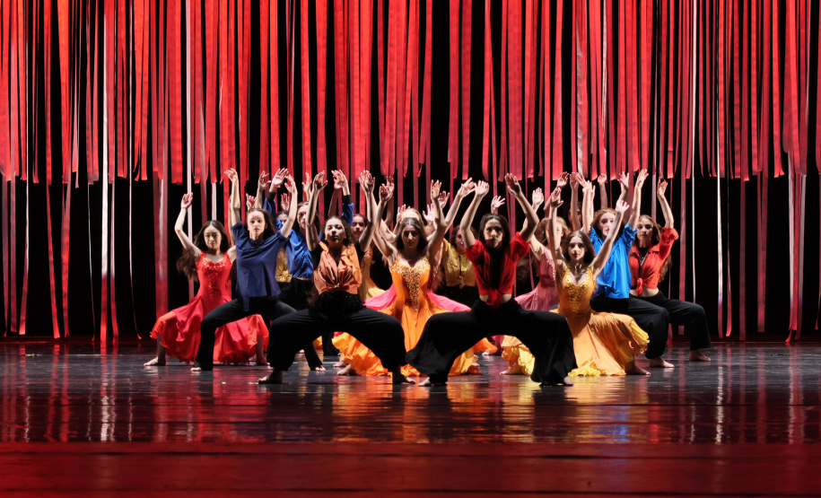 Crisálida: obra da Escola de Dança do Guaíra faz analogia às transformações da vida humana