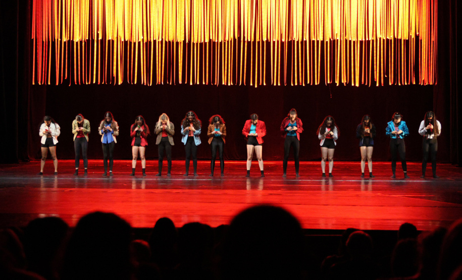 Crisálida: obra da Escola de Dança do Guaíra faz analogia às transformações da vida humana